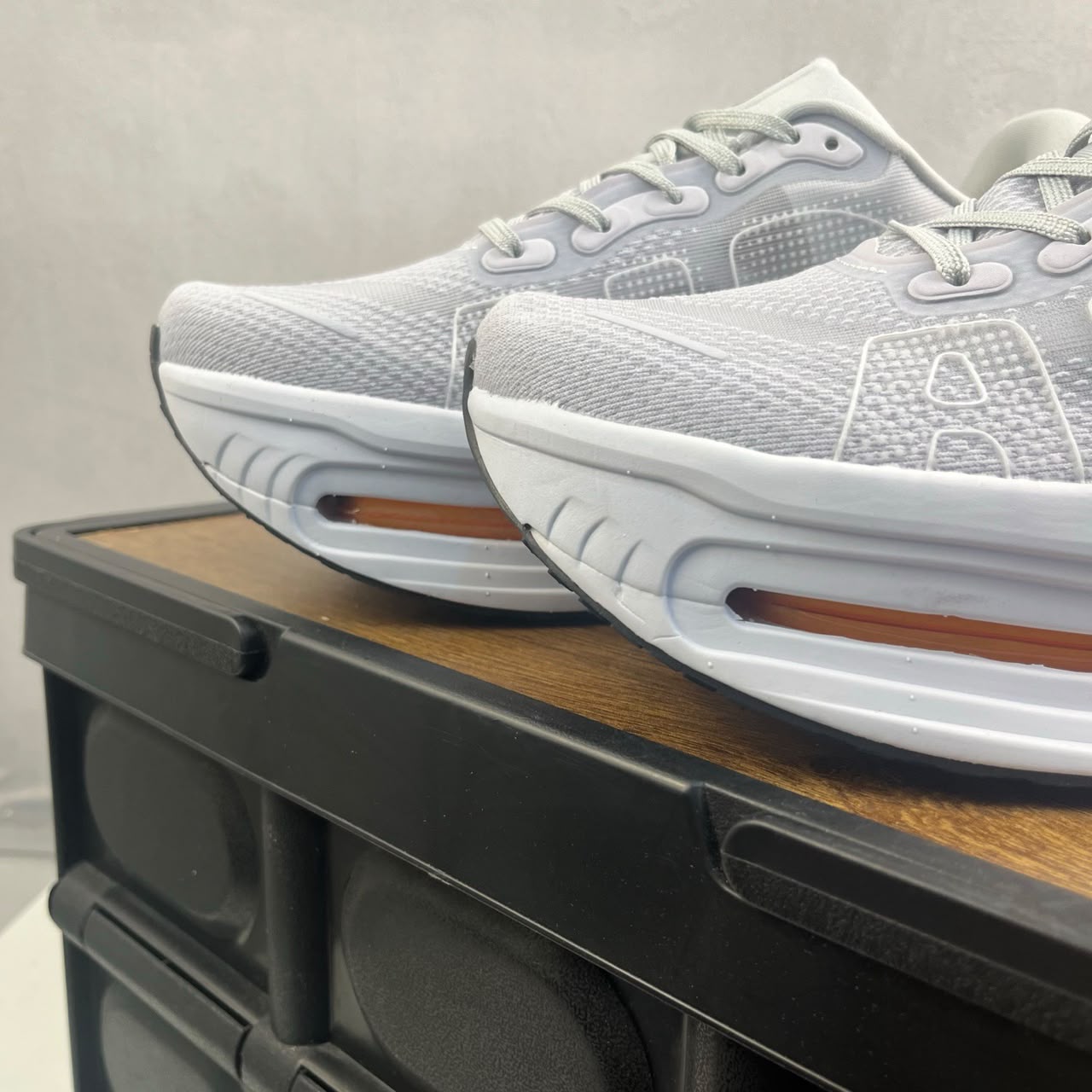 Tênis Nike Zoom Vomero 5 Premium branco e laranja.