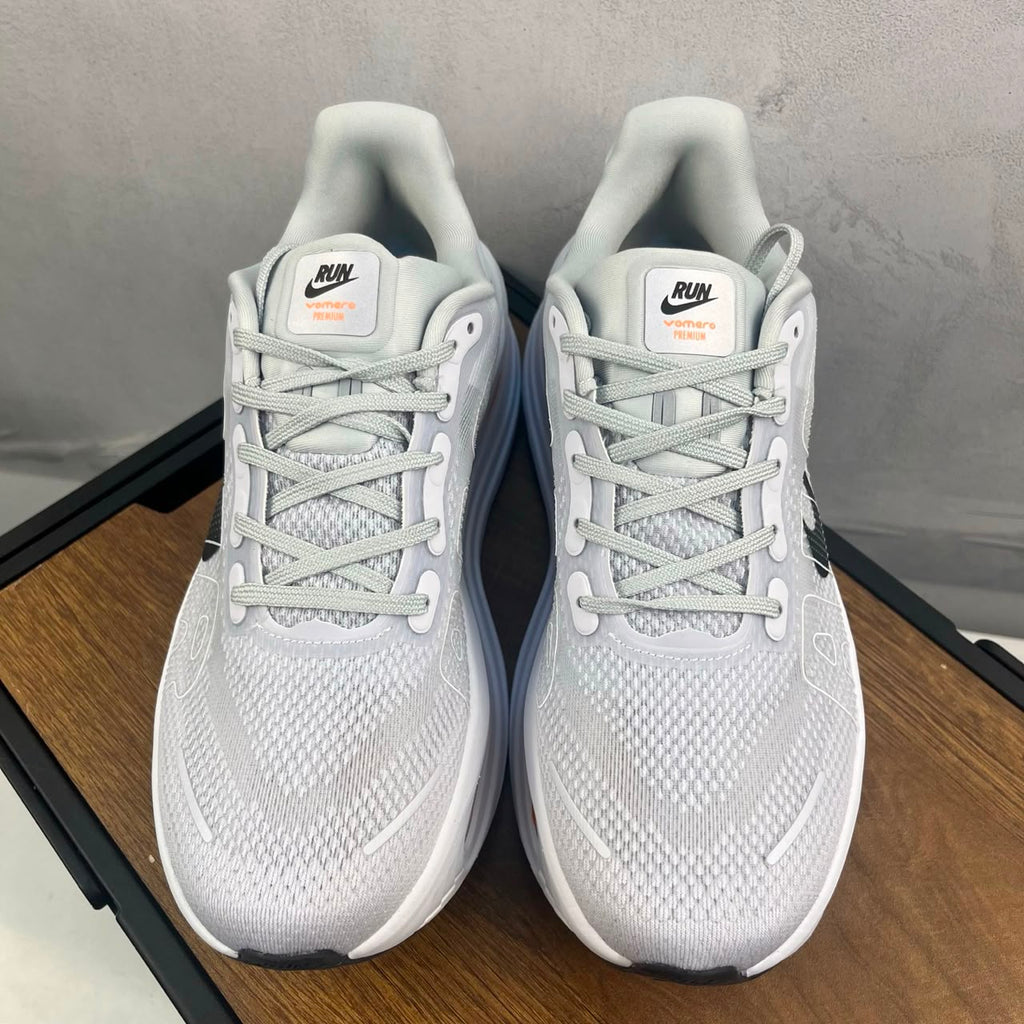 Tênis Nike Zoom Vomero 5 Premium branco e laranja.