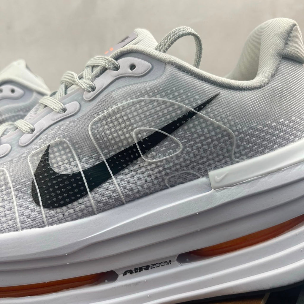Tênis Nike Zoom Vomero 5 Premium branco e laranja.