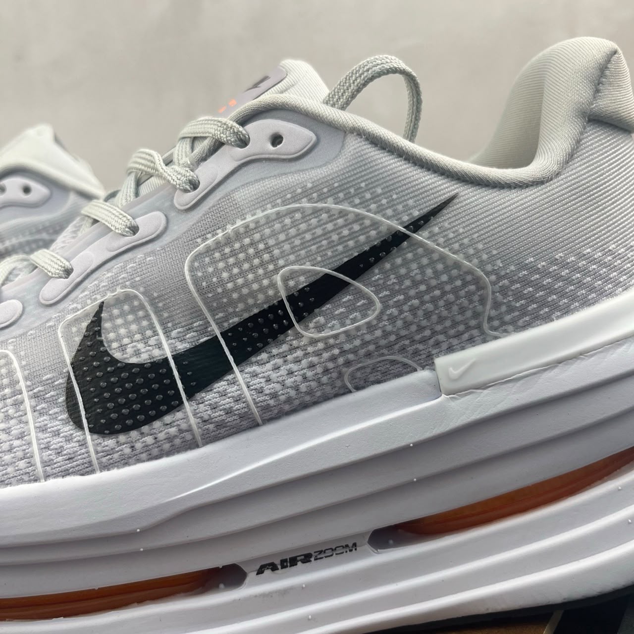 Tênis Nike Zoom Vomero 5 Premium branco e laranja.