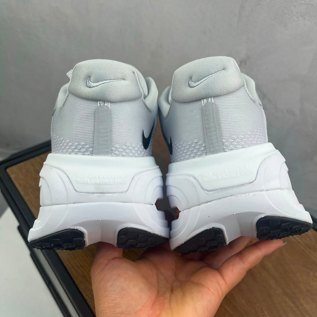 Tênis Nike Zoom Vomero 5 Premium branco e laranja.