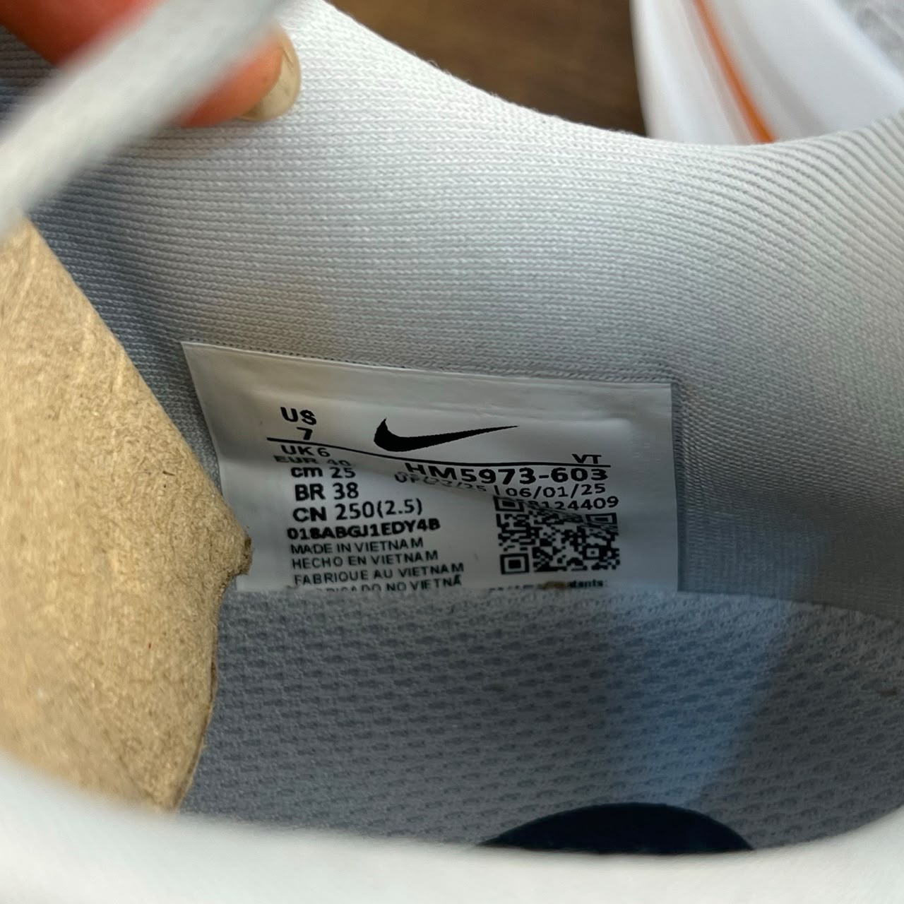 Tênis Nike Zoom Vomero 5 Premium branco e laranja.