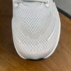 Tênis Nike Zoom Vomero 5 Premium branco e laranja.