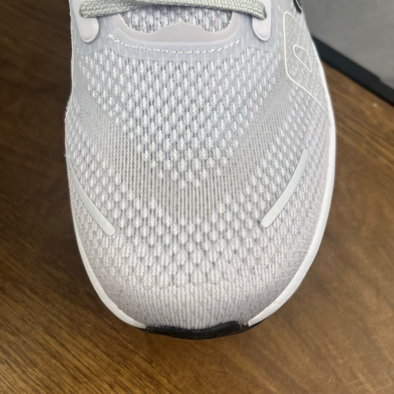 Tênis Nike Zoom Vomero 5 Premium branco e laranja.