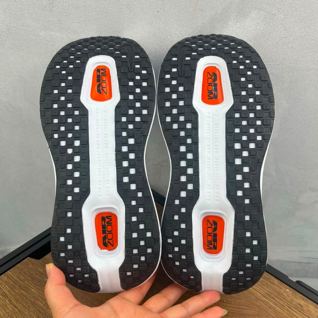 Tênis Nike Zoom Vomero 5 Premium branco e laranja.