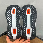 Tênis Nike Zoom Vomero 5 Premium branco e laranja.