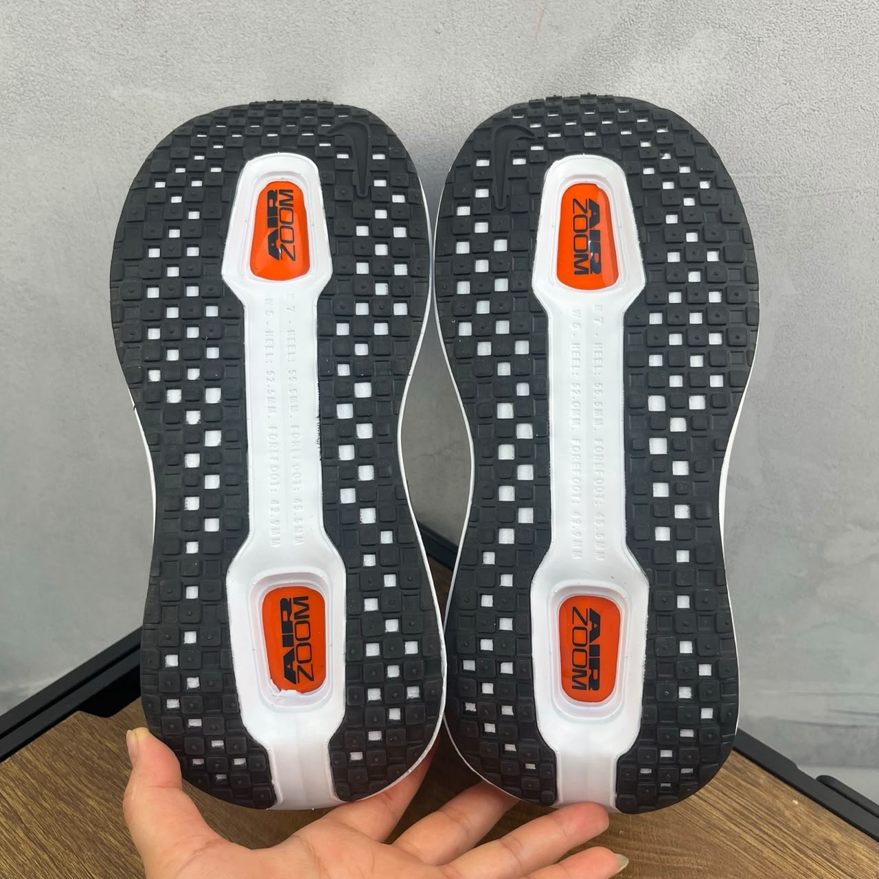 Tênis Nike Zoom Vomero 5 Premium branco e laranja.
