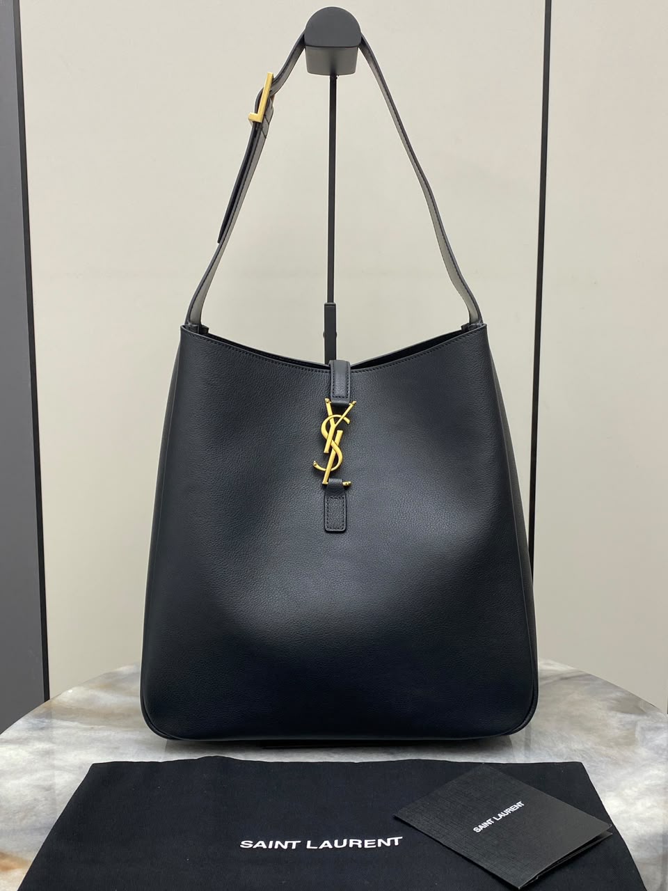 Bolsa maleável LE 5 À 7  em couro liso Preta .