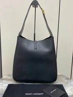 Bolsa maleável LE 5 À 7  em couro liso Preta .