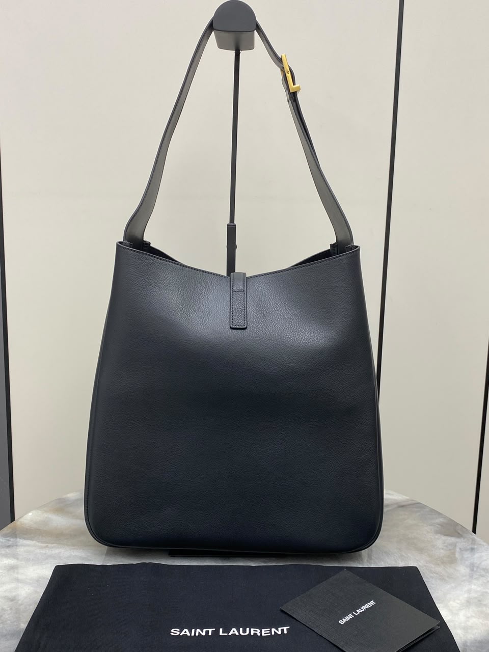 Bolsa maleável LE 5 À 7  em couro liso Preta .