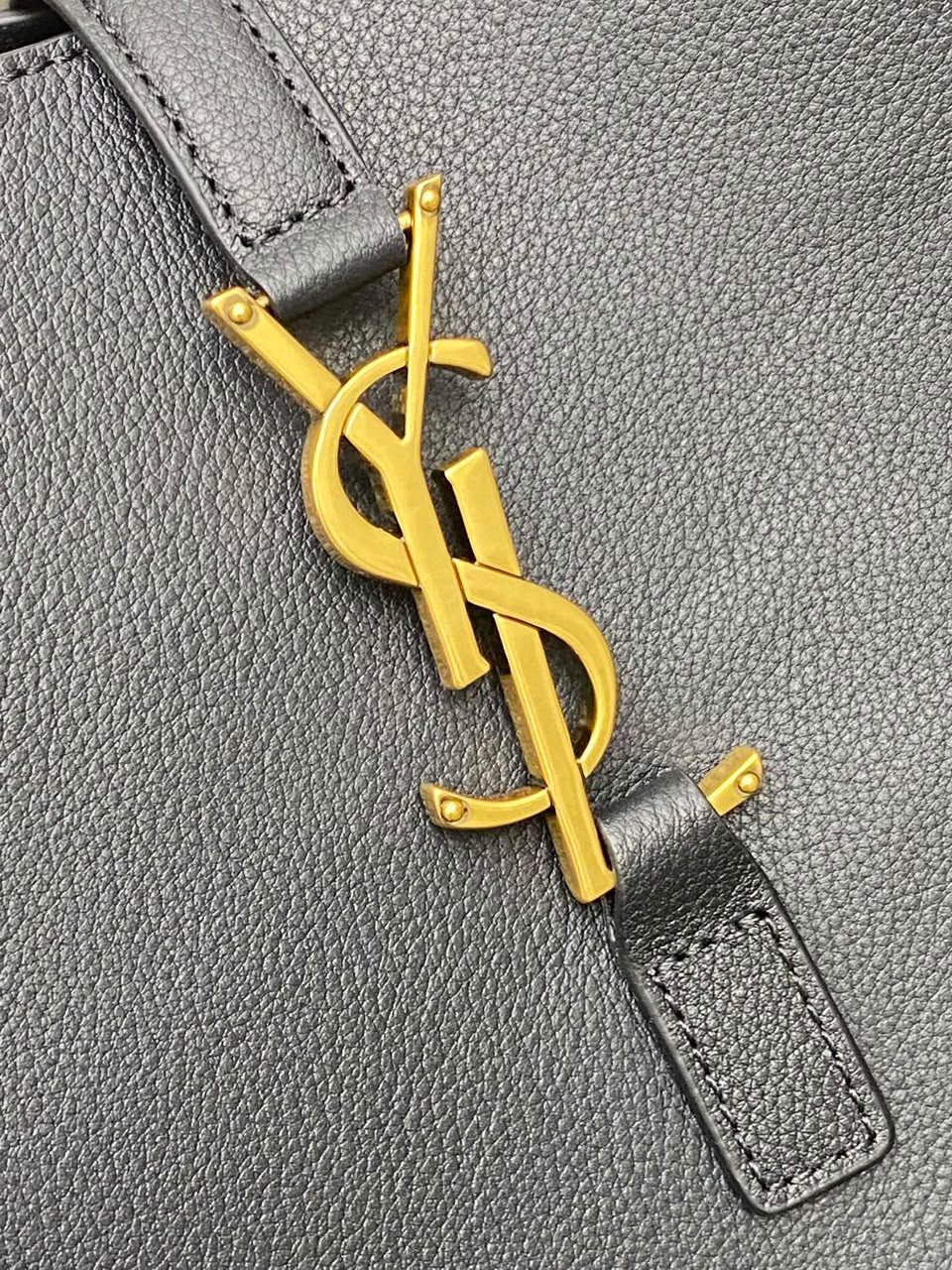 Bolsa maleável LE 5 À 7  em couro liso Preta .