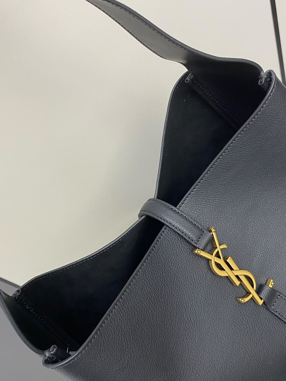 Bolsa maleável LE 5 À 7  em couro liso Preta .