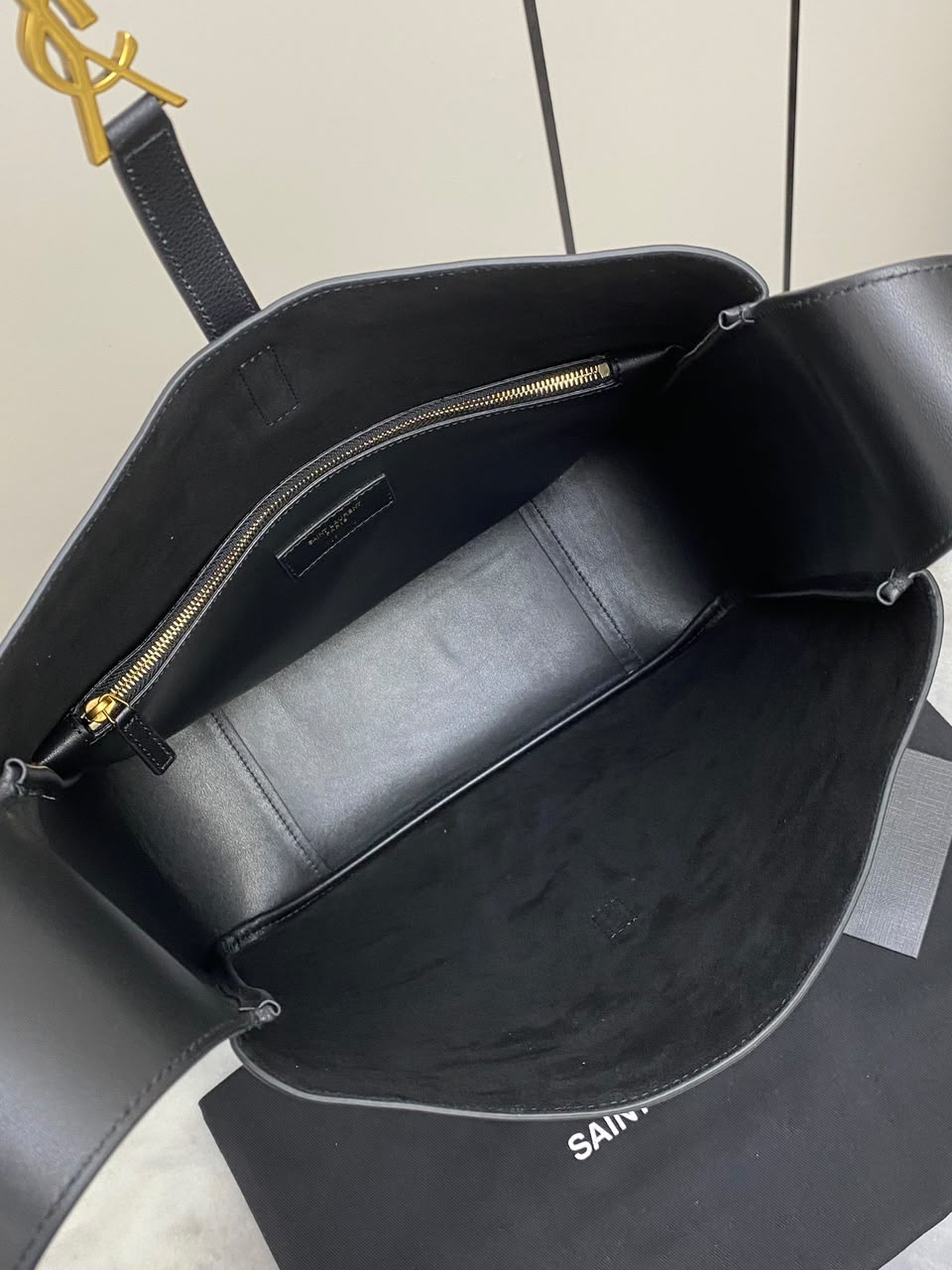 Bolsa maleável LE 5 À 7  em couro liso Preta .