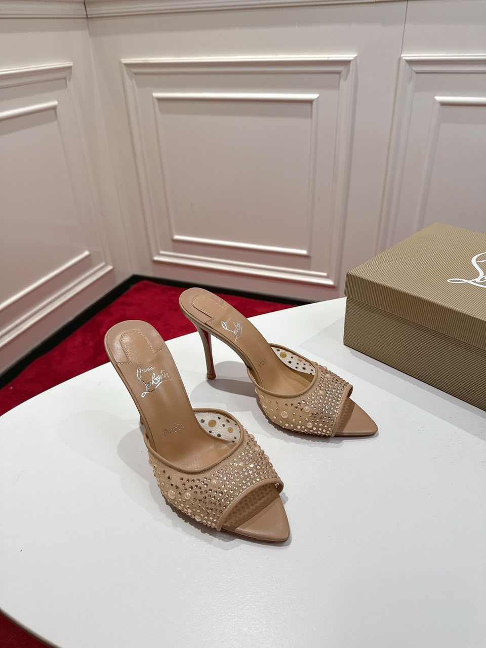 Christian Louboutin Miss Z Degrastrass Perla nude .