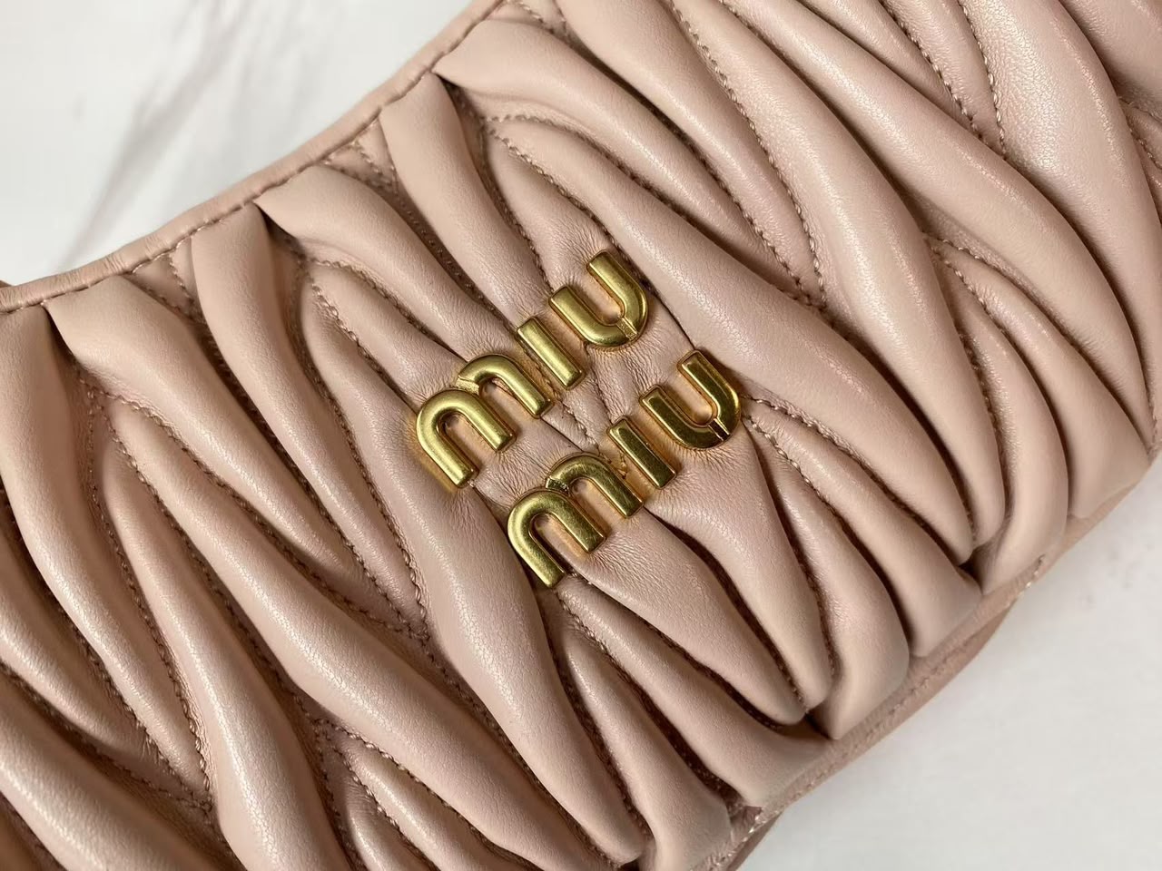 BOLSA Miu Miu Wander Matelasse Nappa Leather Hobo Bag Pink .