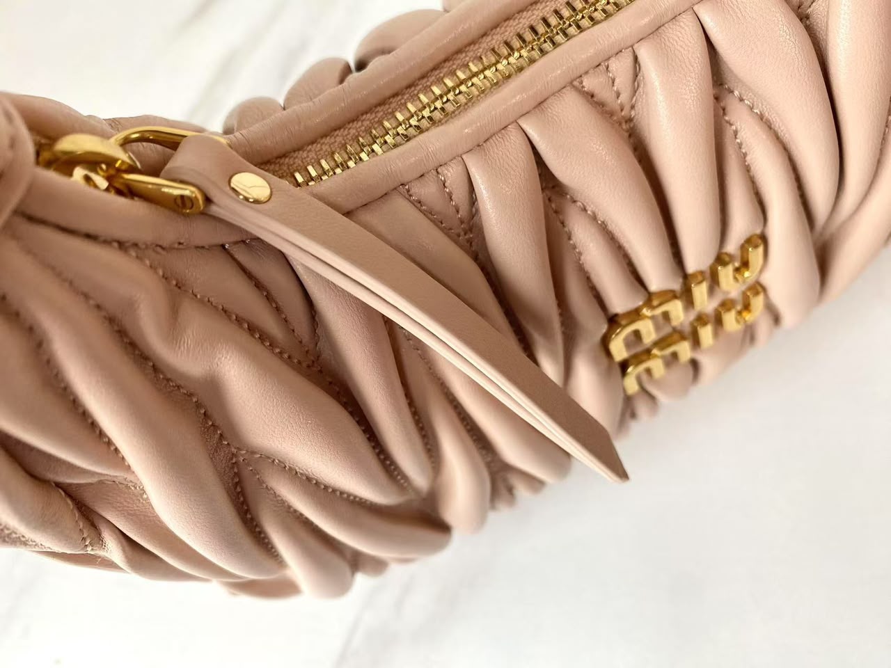 BOLSA Miu Miu Wander Matelasse Nappa Leather Hobo Bag Pink .