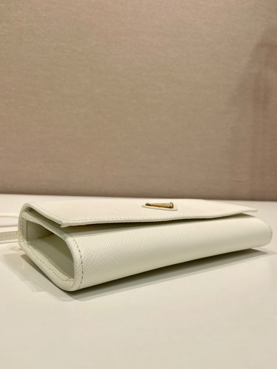Carteira Prada Saffiano leather wallet with shoulder strap White .
