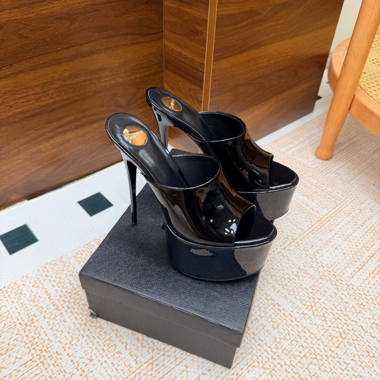 sandália pole YSL