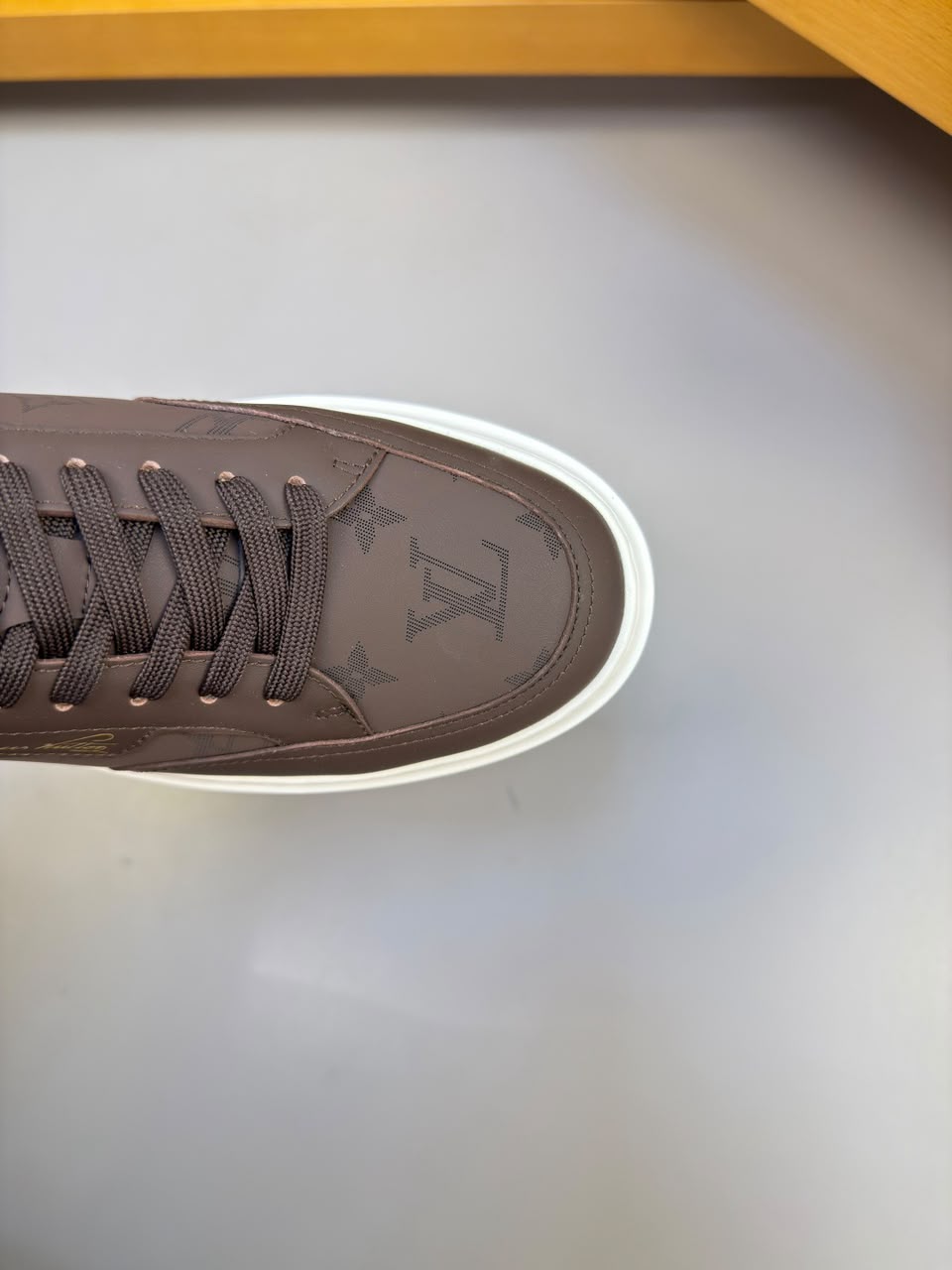 Tênis Beverly Hills Brown and White .