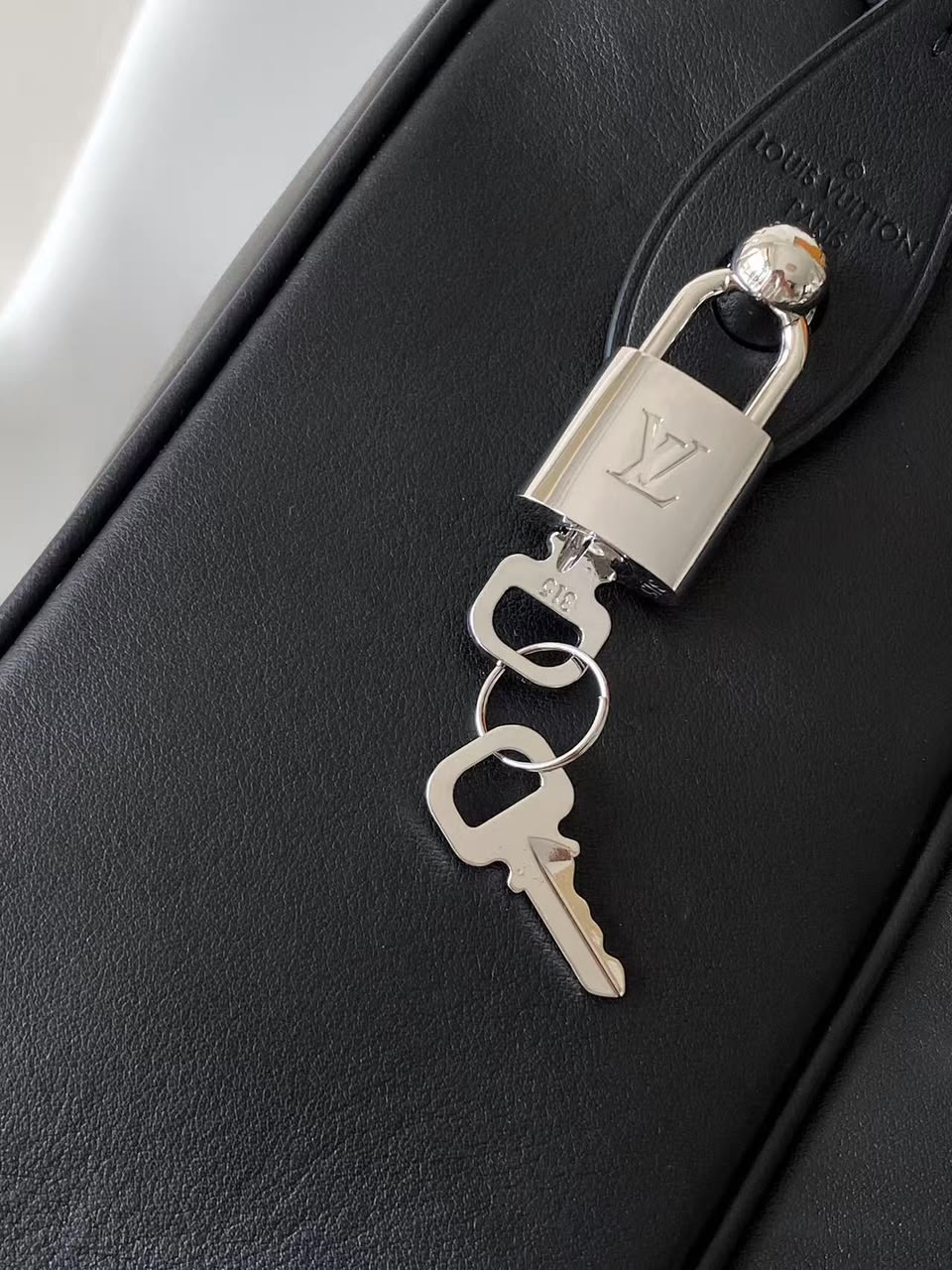 Lv Nil Crossbody black