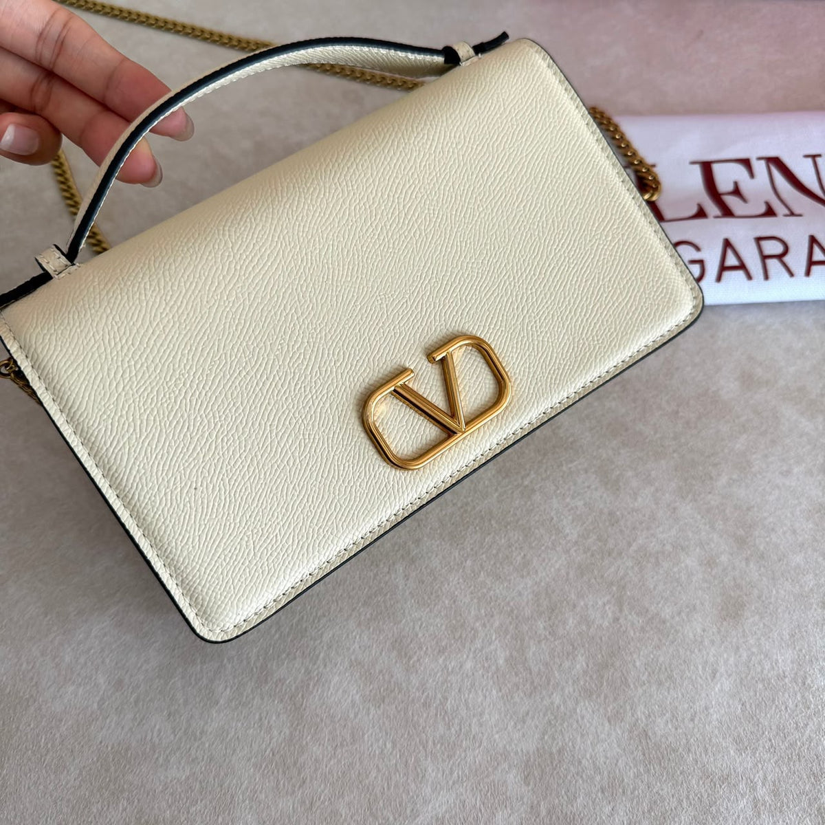 Bolsa Valentino Garavani VLogo Signature Off-White .