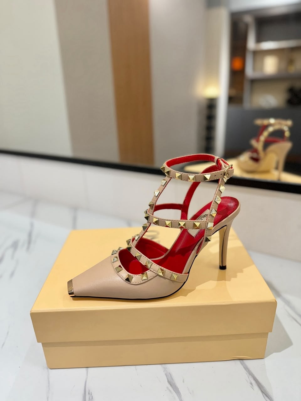 Salto Valentino Garavani Rockstud Caged Pump