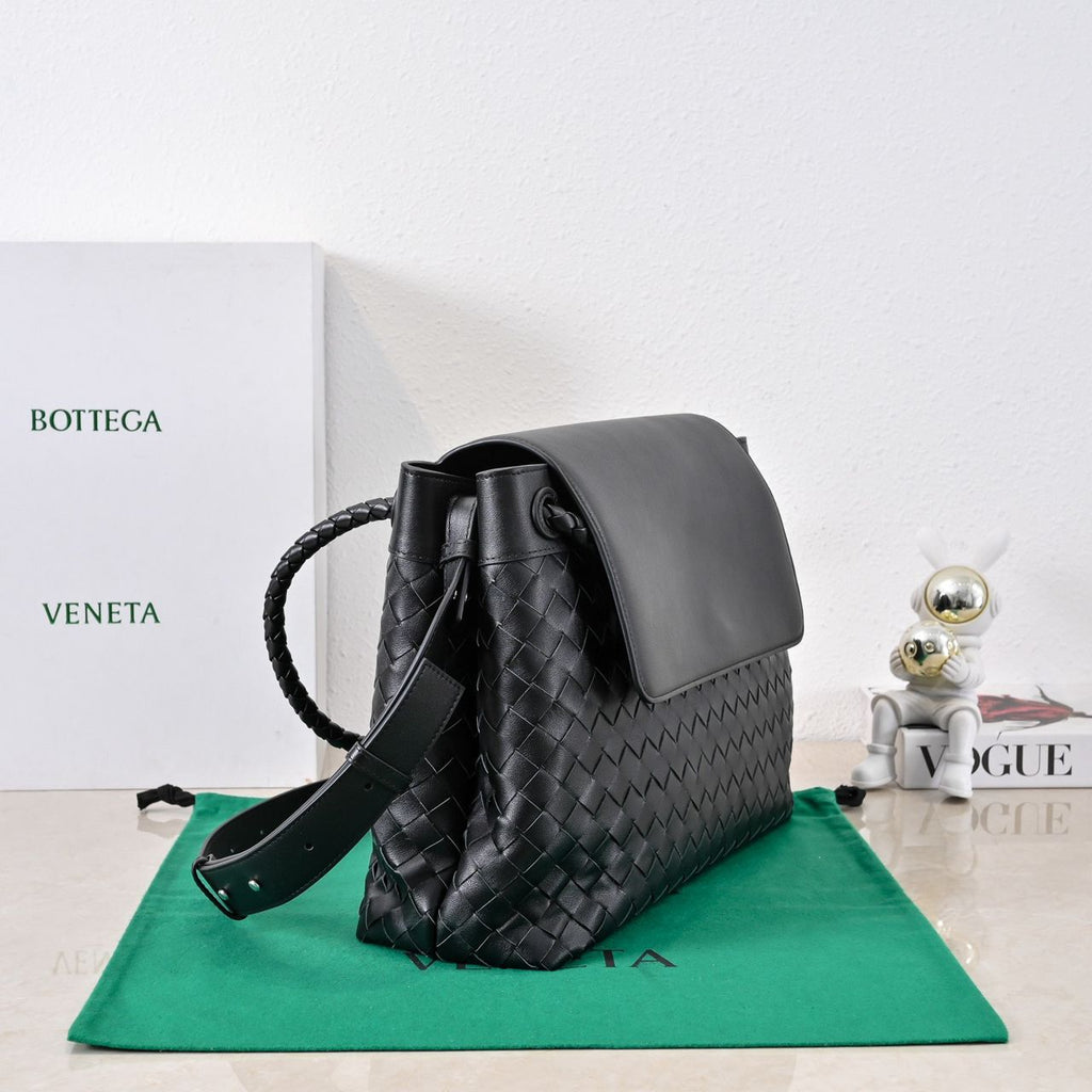Bottega Veneta Messenger Andiamo Black