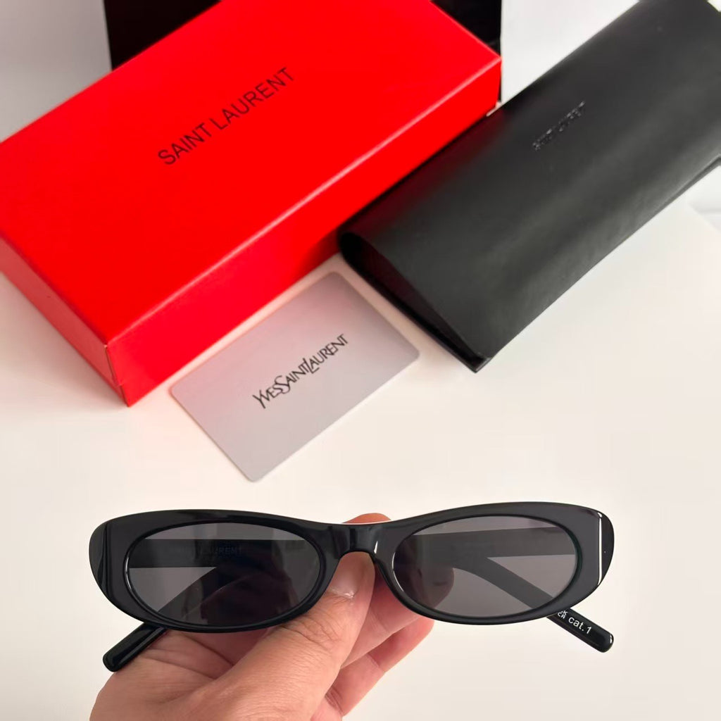Óculos de sol YSL .