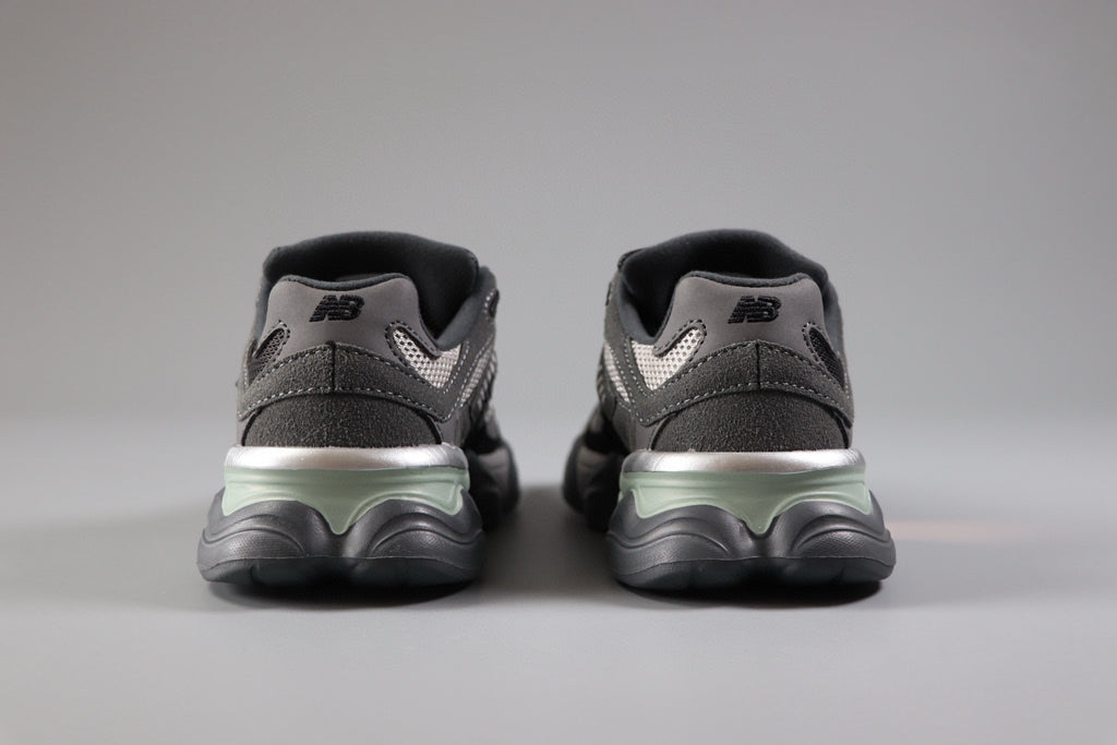 New Balance black infantil