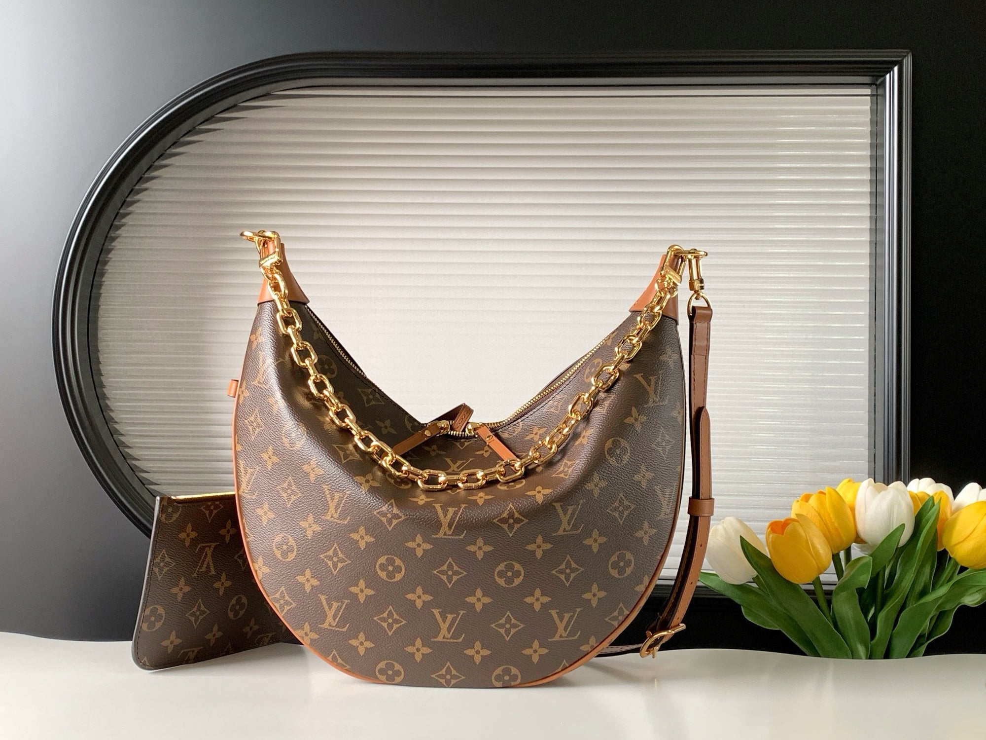 Bolsa Hobo Loop Monogram Louis Vuitton.