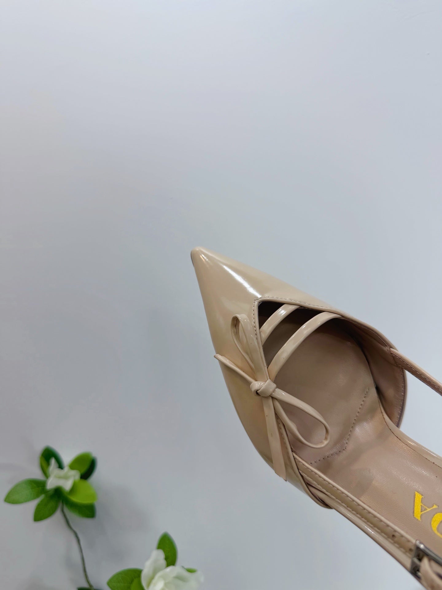 Prada Scarpin Open-Side Em Couro Verniz Bege Com Laço. Salto 7,5 cm.