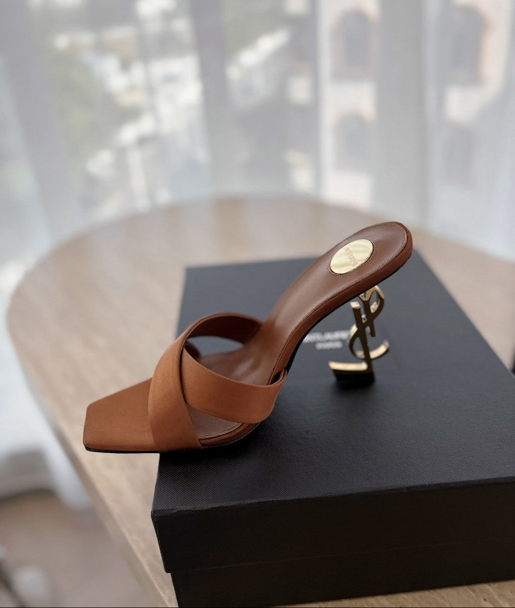 Saint Laurent  Mules Opyum Em Crepe De Cetim Marrom