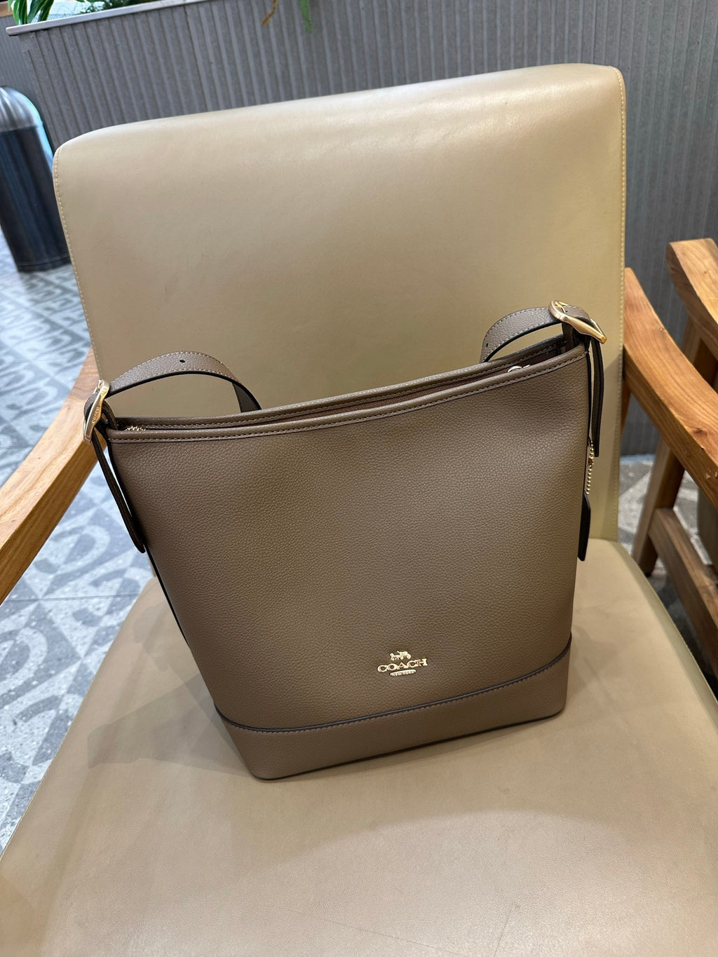 Coach Jude Duffle Bag em Signature Canvas Taupe Ferragens Douradas