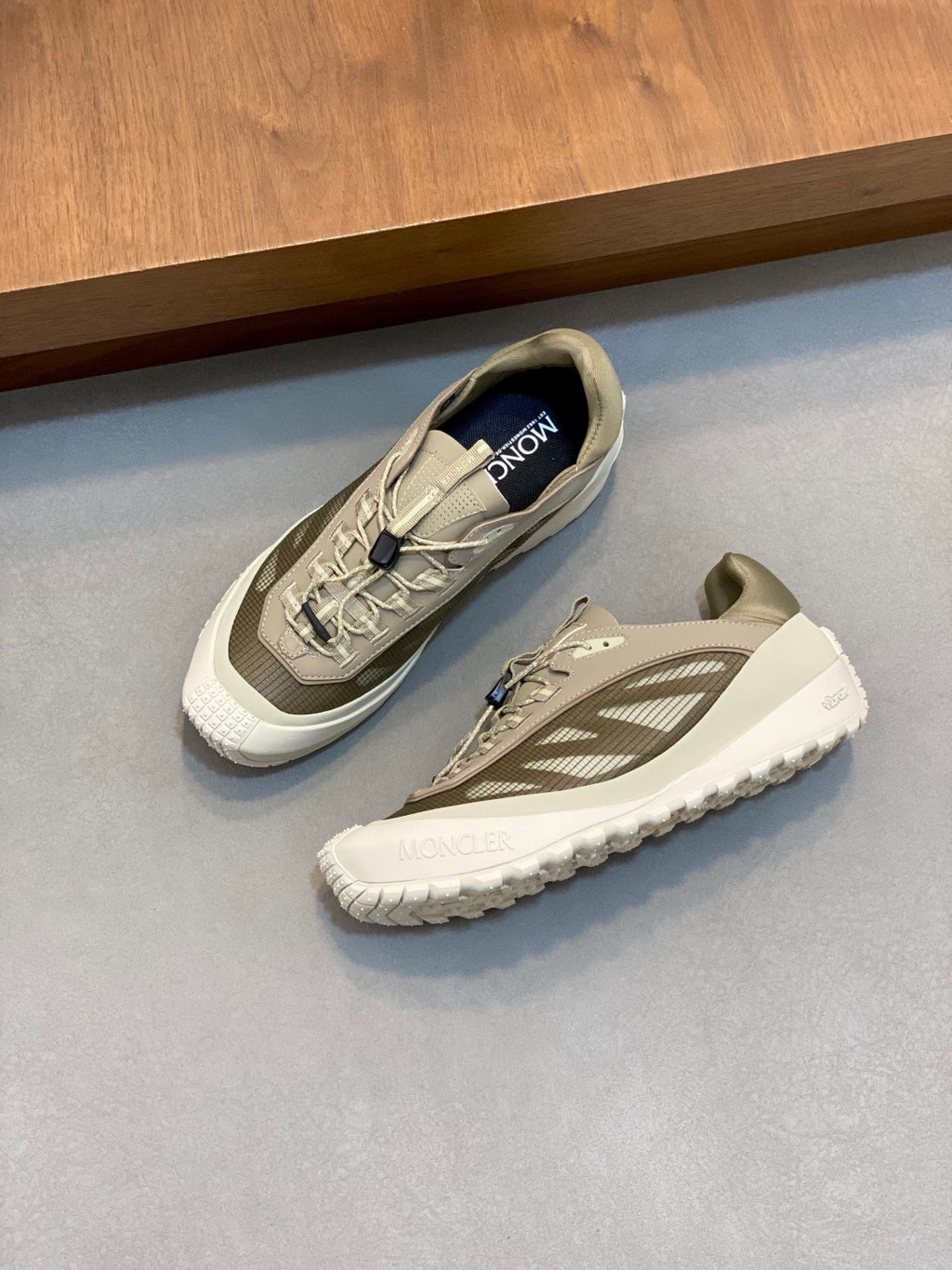 Tênis Moncler Trailgrip LP Bege Areia Com Verde Oliva