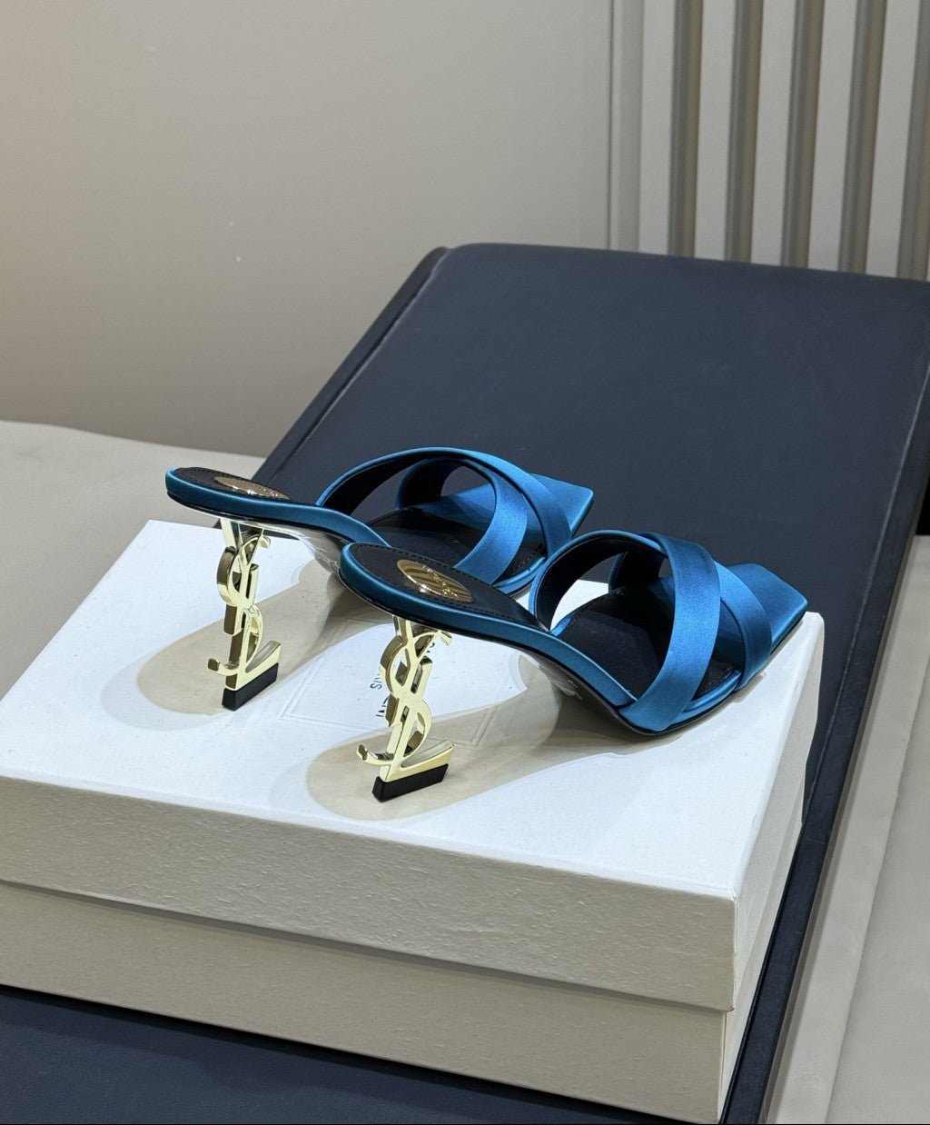 Saint Laurent  Mules Opyum Em Crepe De Cetim Azul Marinho