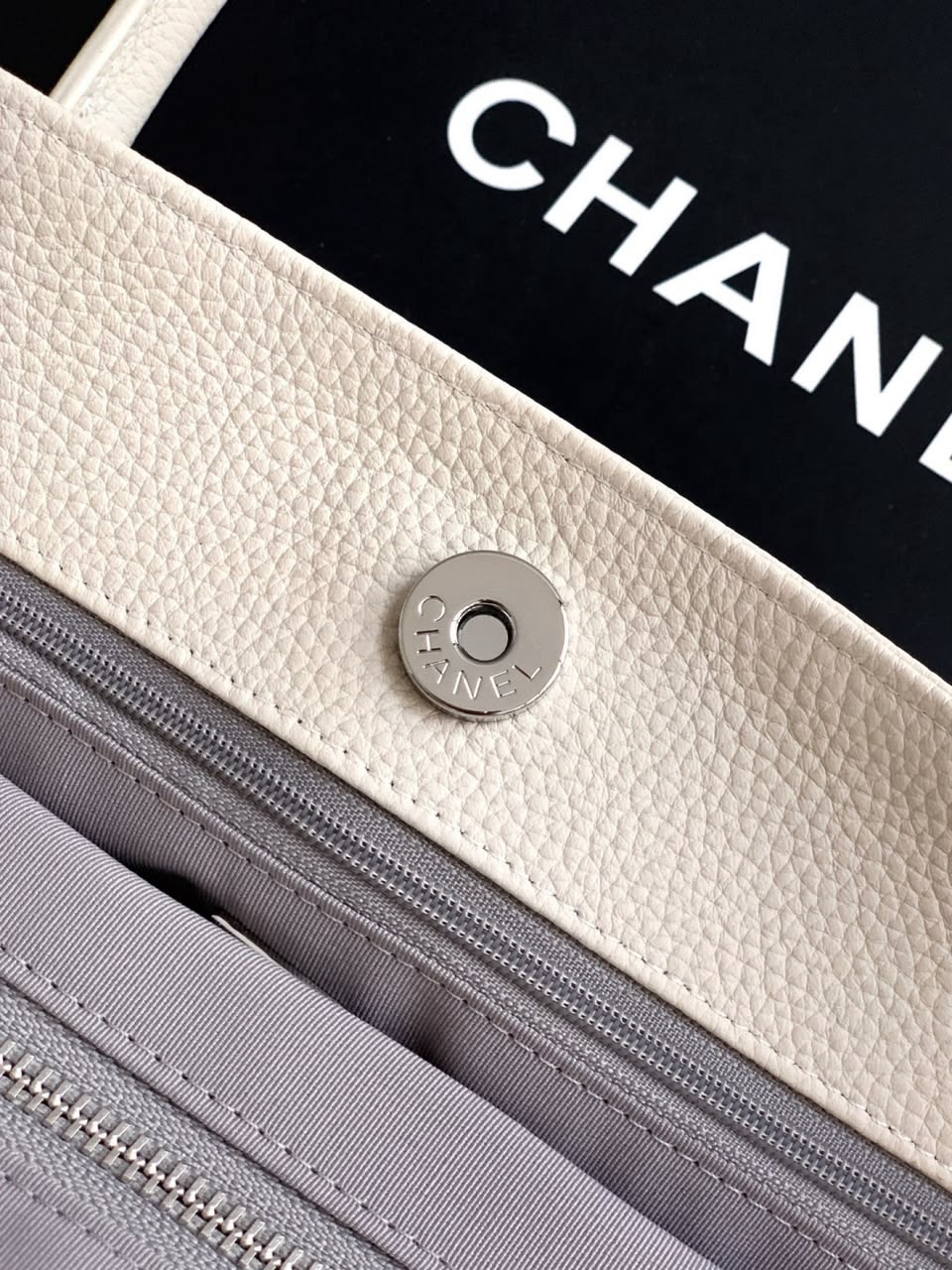 Bolsa Chanel Executive Cerf Tote White