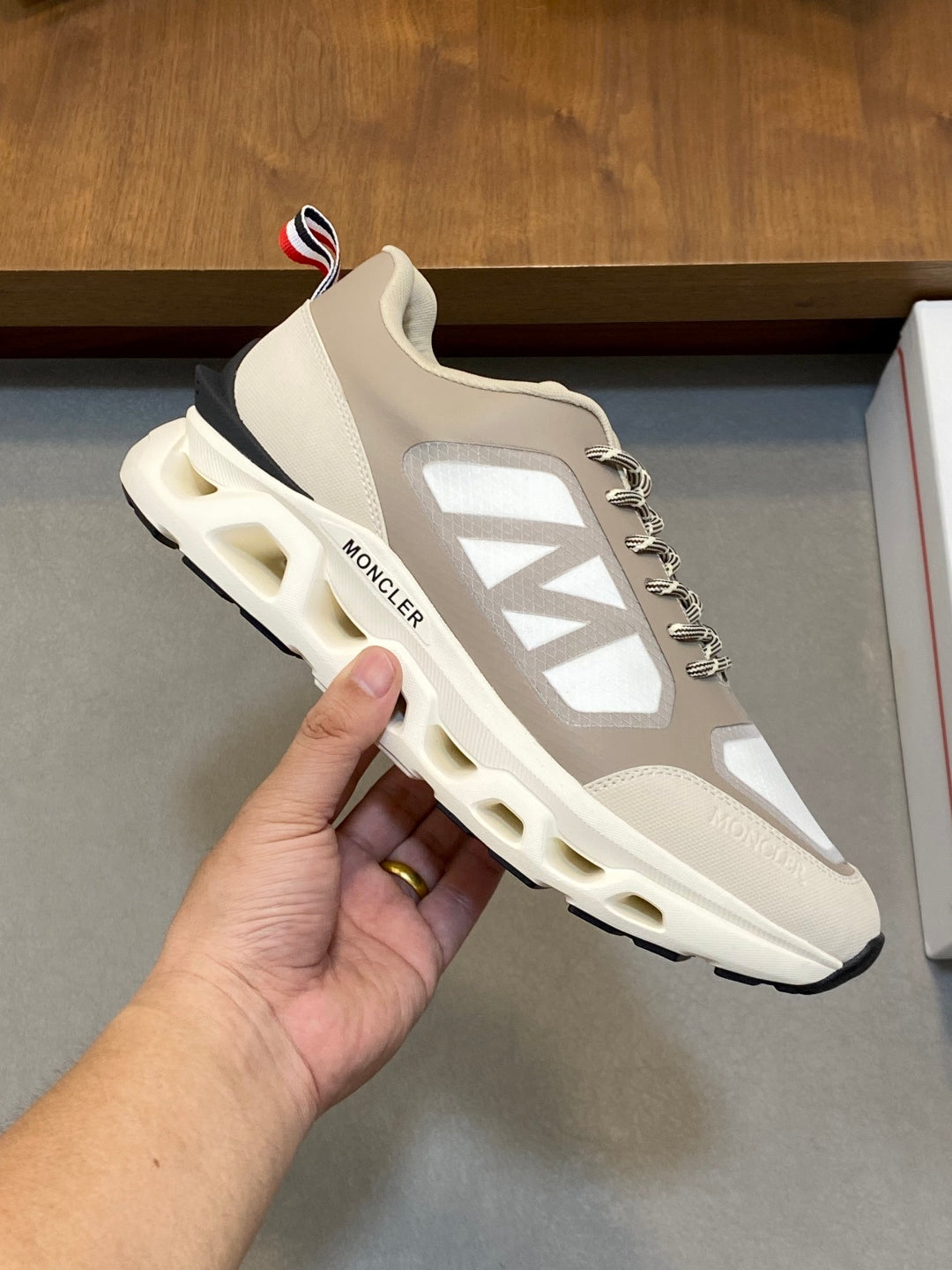Tênis Moncler Leave No Trace Beje / Off White