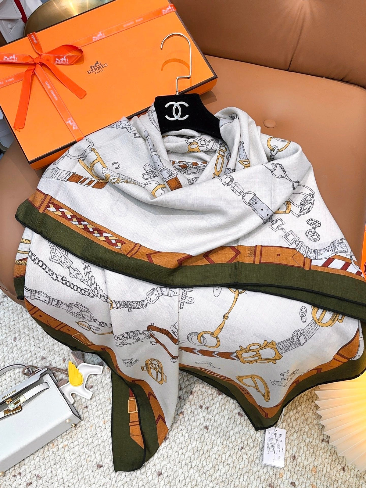 Lenço Hermès Carré 90 "Les Chevaux Déchaînés" Cor Marfim / Branco-Antigo