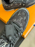 LOUIS VUITTON TRAINER BAIXO LV PRETO CINZA