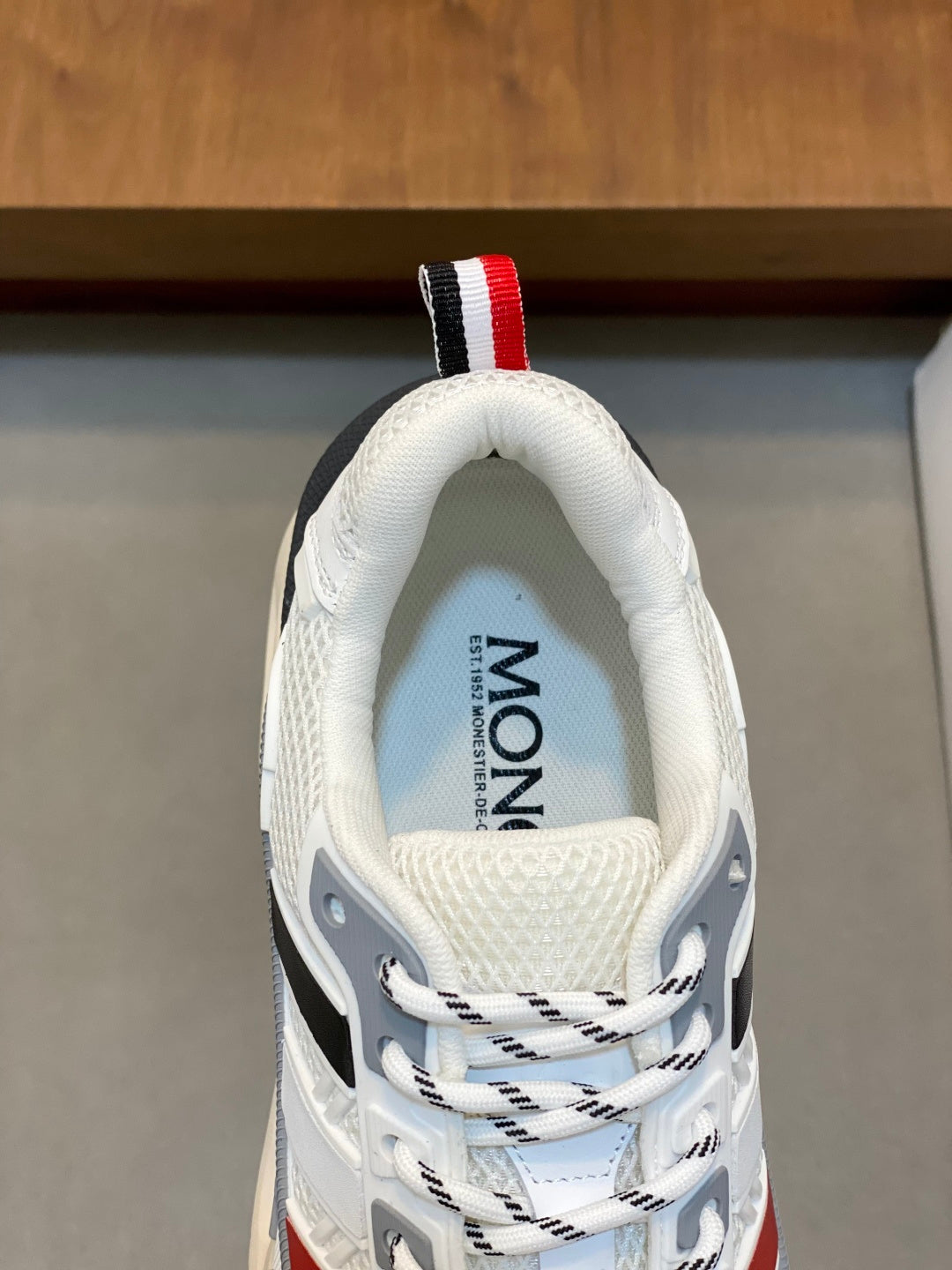 Tênis Moncler Leave No Trace Off White
