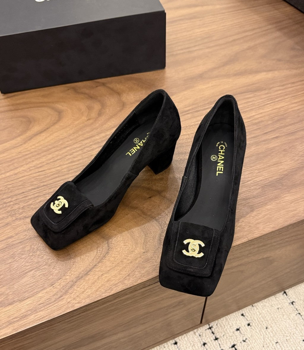 Chanel Blazy Turnlock Pumps Black. Salto 8 cm