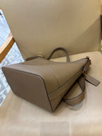 Coach Jude Duffle Bag em Signature Canvas Taupe Ferragens Douradas