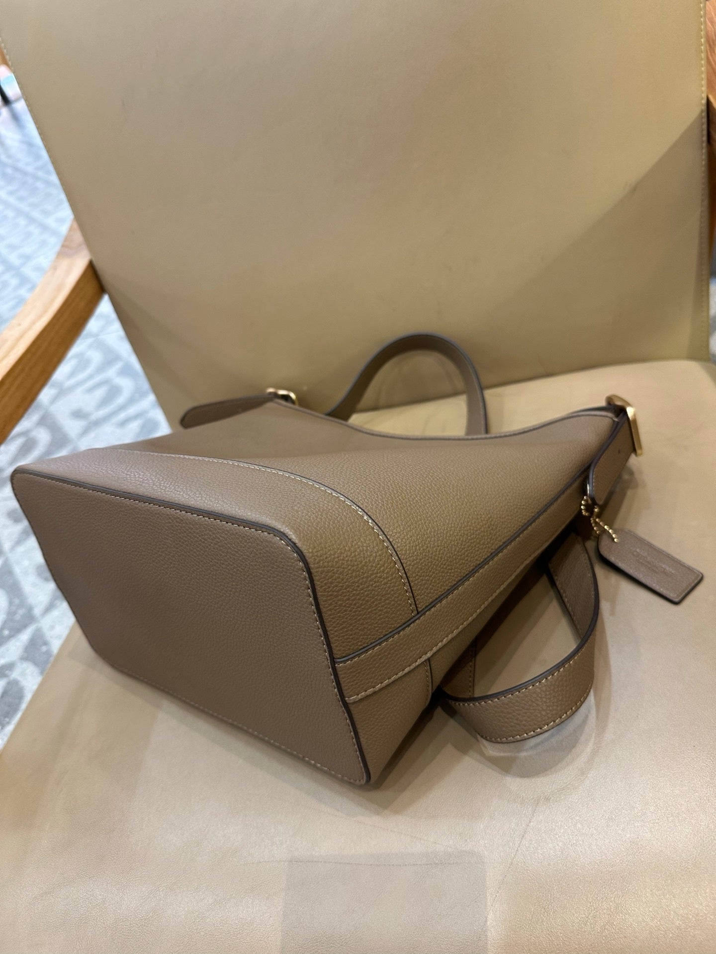 Coach Jude Duffle Bag em Signature Canvas Taupe Ferragens Douradas