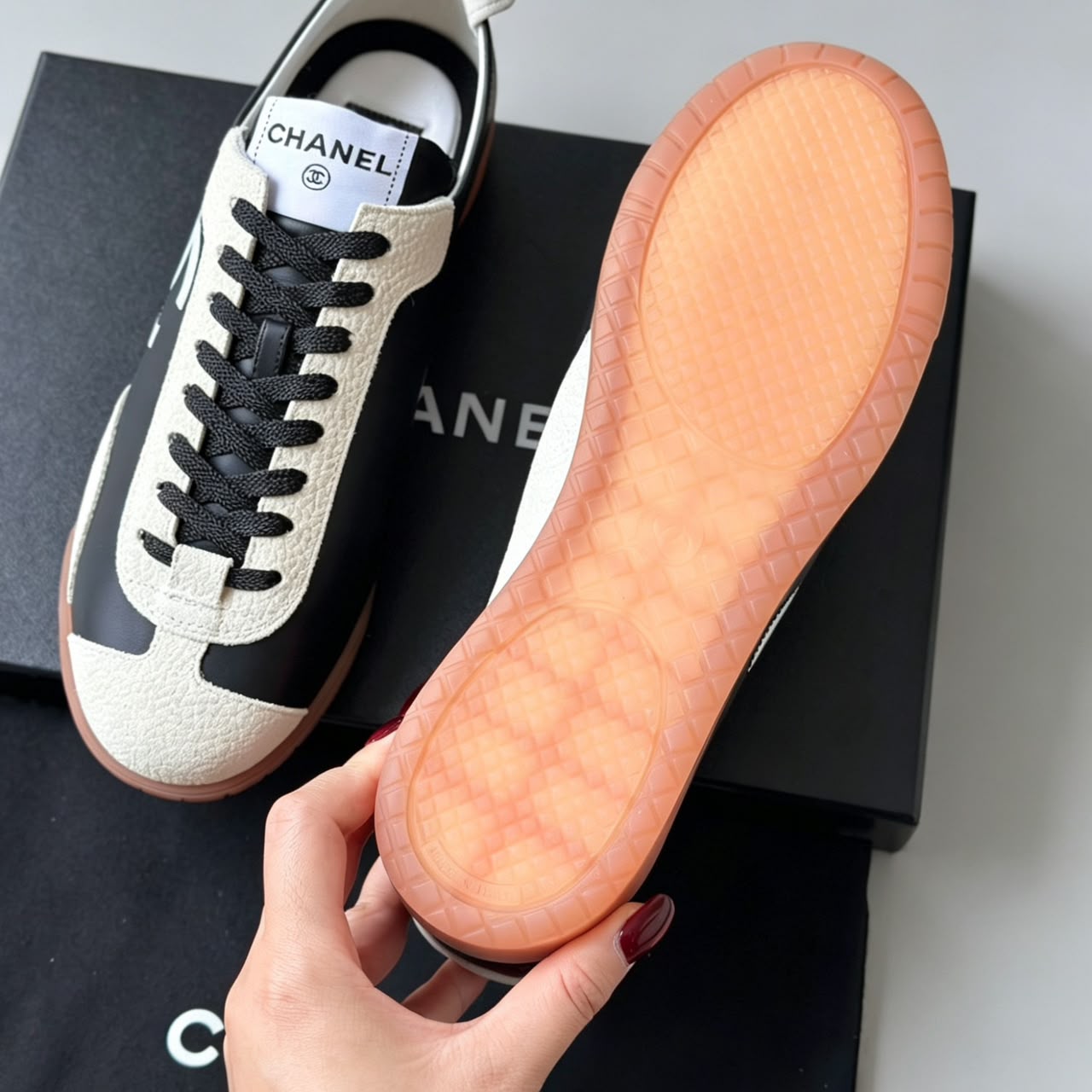 Chanel Calfskin & Embossed Suede Sneakers Marrom Claro