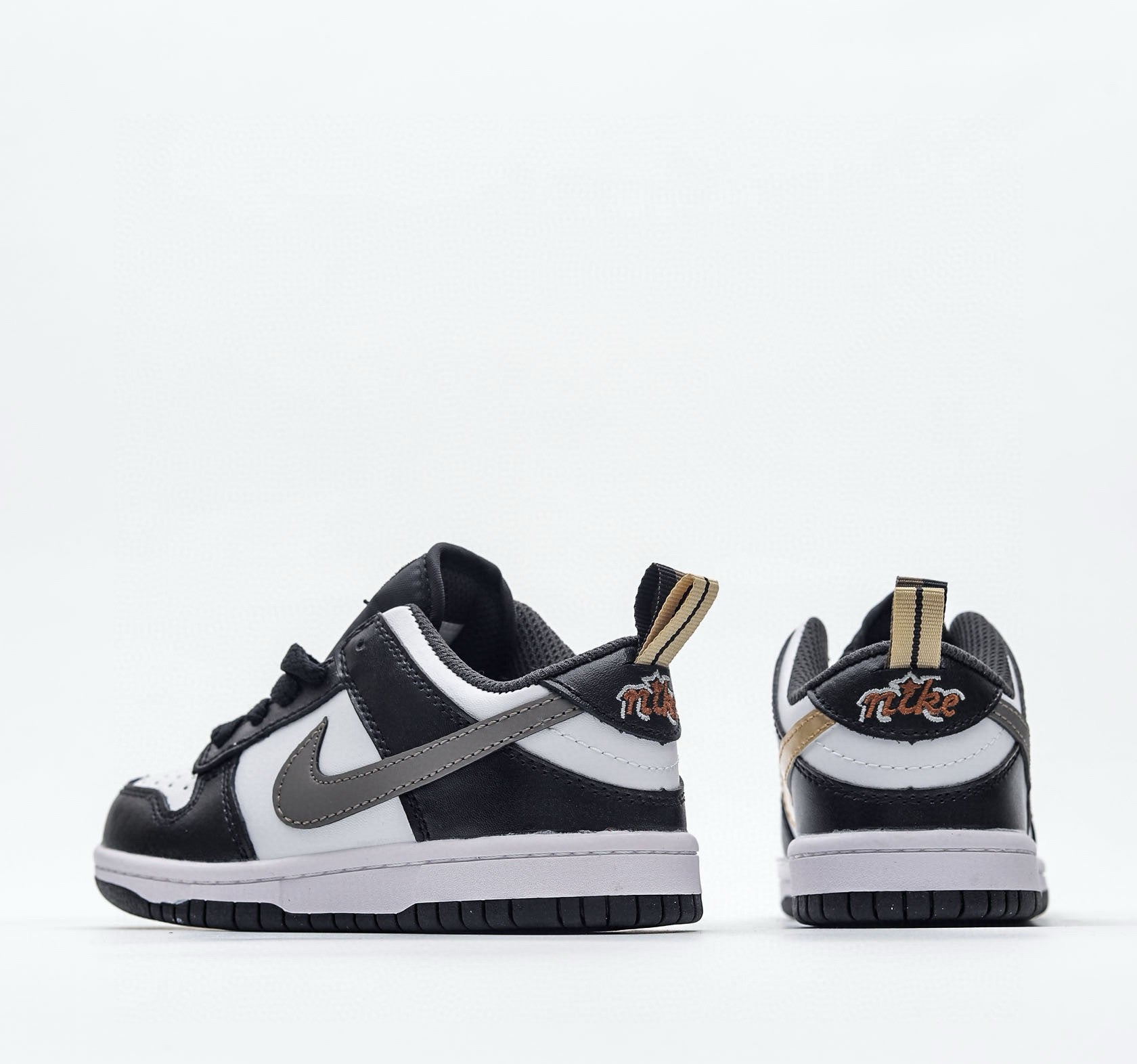 Nike Dunk Low SE GS "Pull Tab" (Black/White Metallic) Infantil