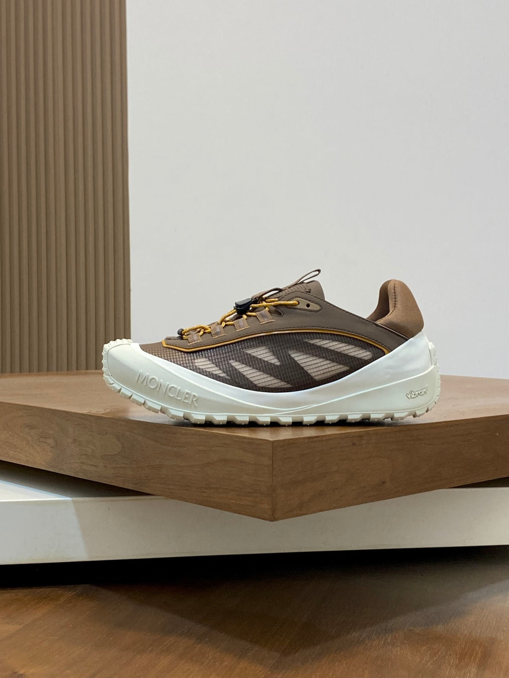 Tênis Moncler Trailgrip LP Marrom Taupe / Off White