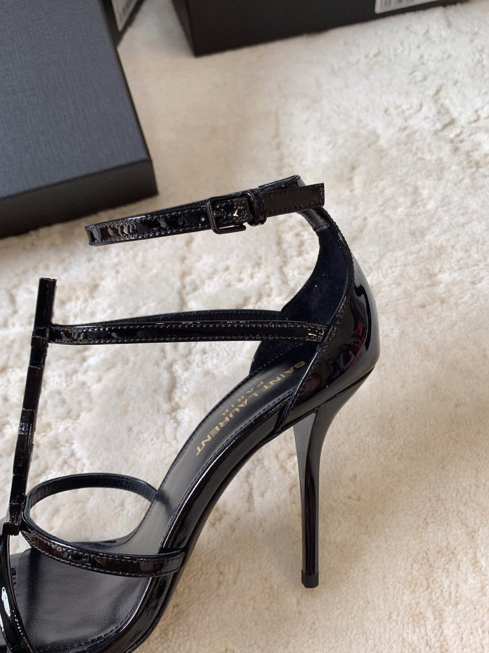 Saint Laurent Cassandra Sandal Couro Envernizado