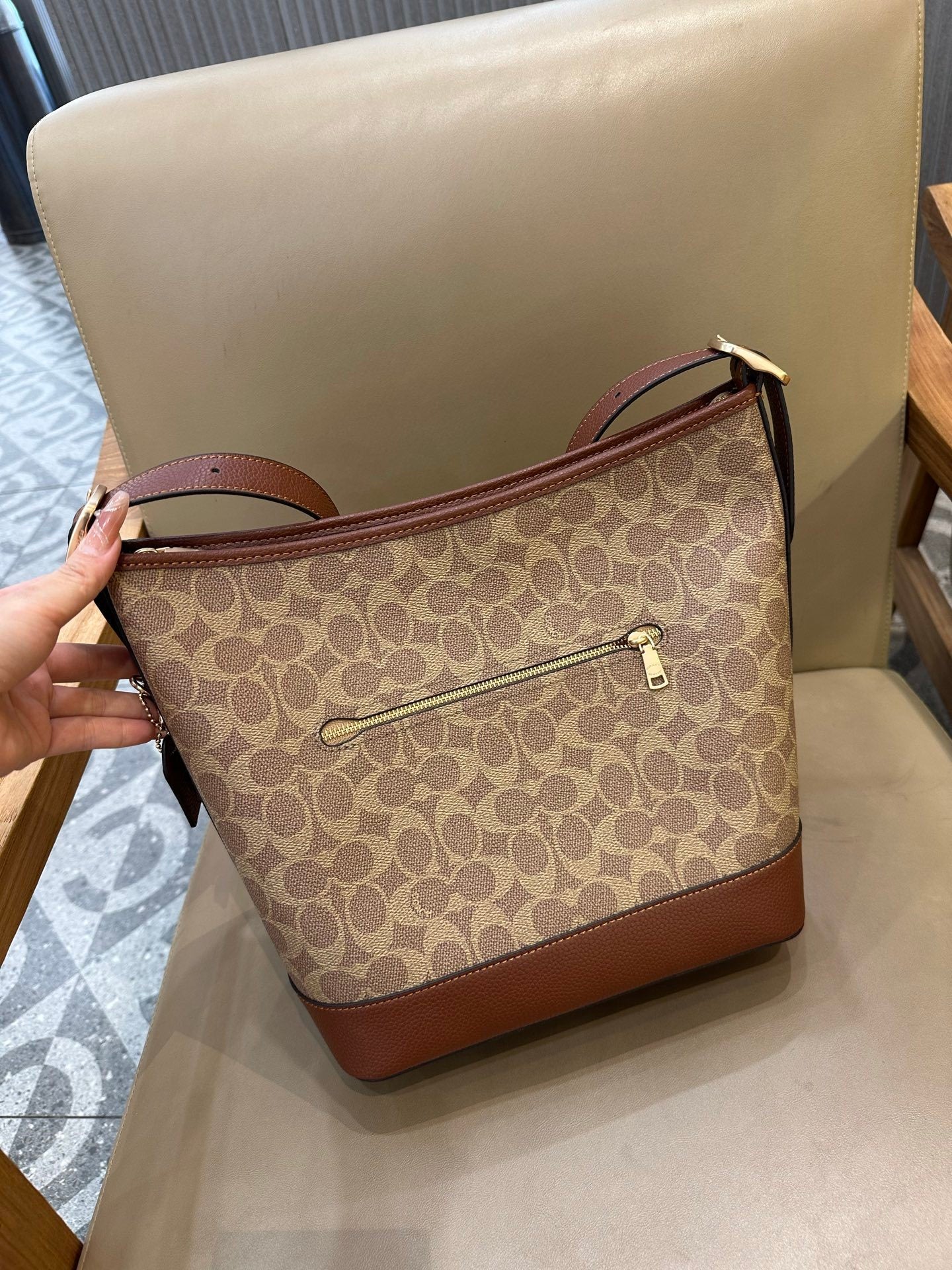 Coach Jude Duffle Bag em Signature Canvas Khaki Ferragens Douradas
