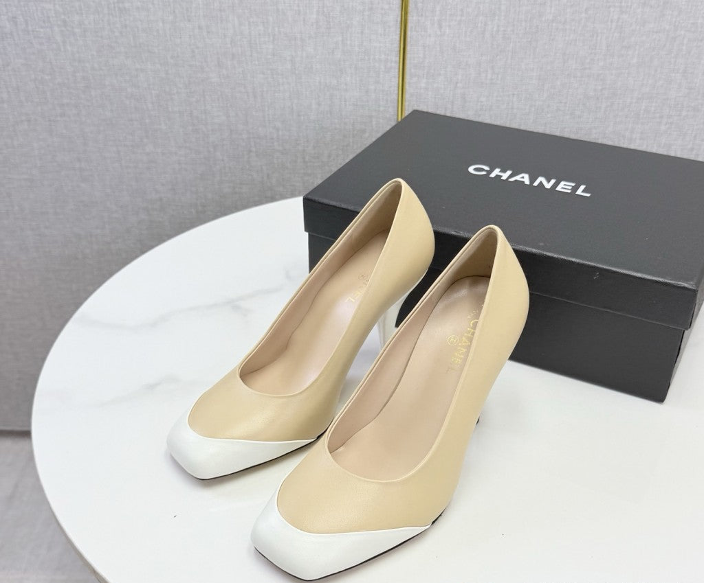 Chanel Square-Toe Cap-Toe Pumps in Beige & White Leather. Salto 9 cm.