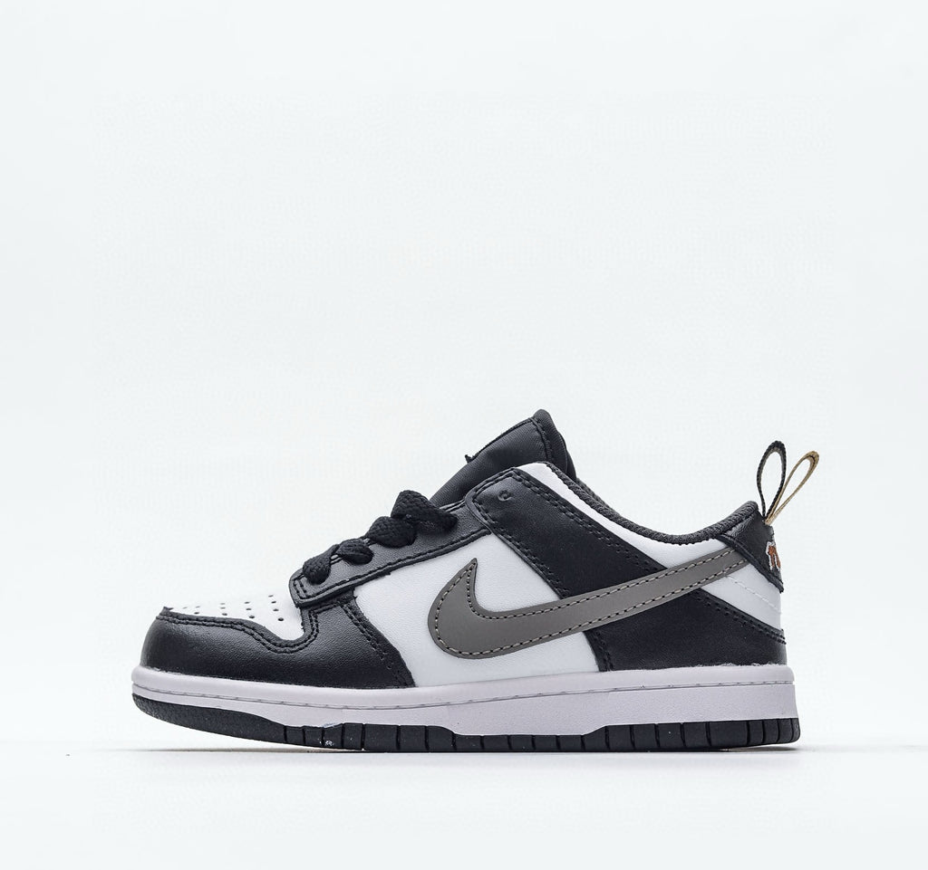 Nike Dunk Low SE GS "Pull Tab" (Black/White Metallic) Infantil